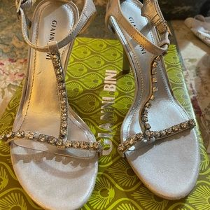 New Gianni Bini silver heels - size 7.5. These shoes are beautiful!